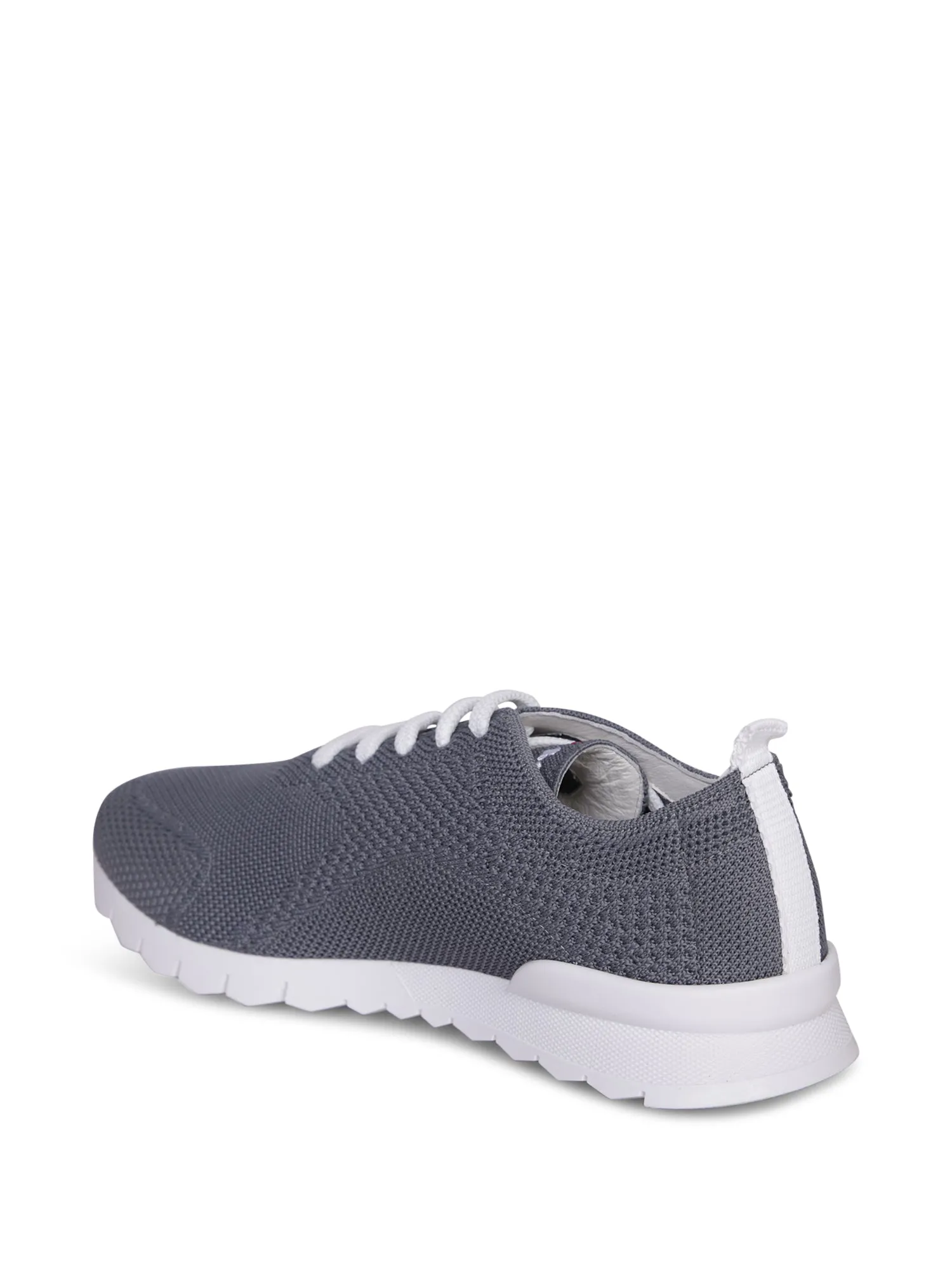 Fit model grey sneakers