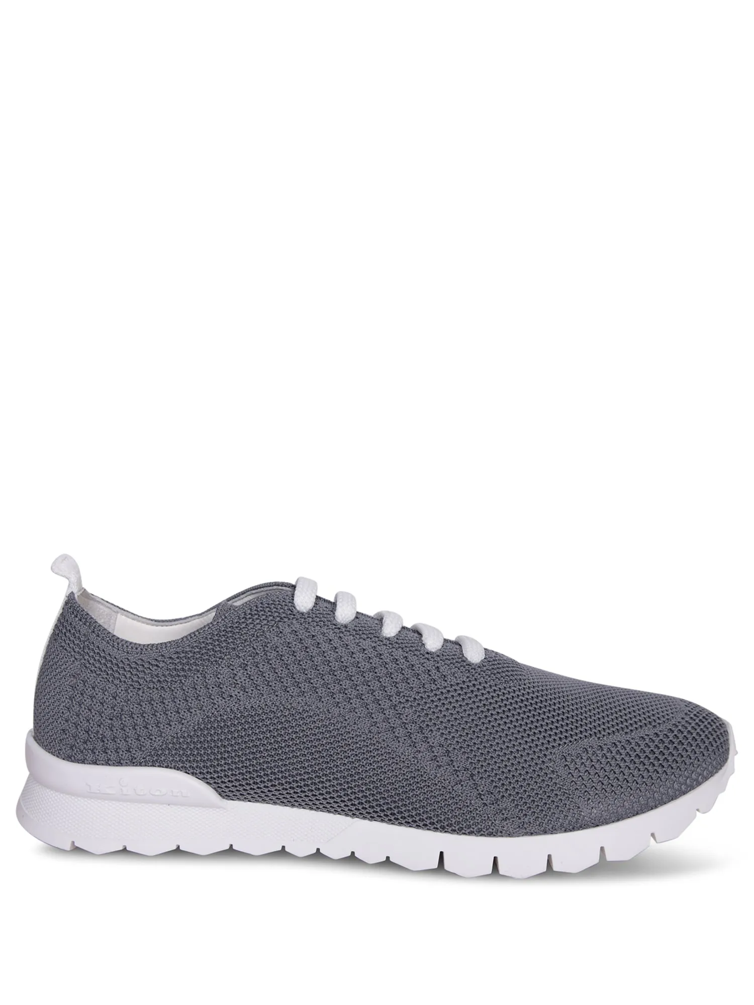 Fit model grey sneakers